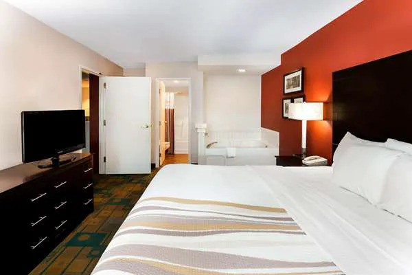 La Quinta Inn & Suites by Wyndham Milwaukee Bayshore Area 4