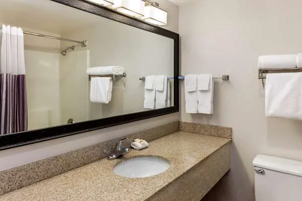 La Quinta Inn & Suites by Wyndham Milwaukee Bayshore Area 4