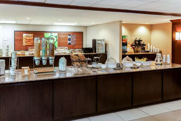 La Quinta Inn & Suites by Wyndham Milwaukee Bayshore Area 4