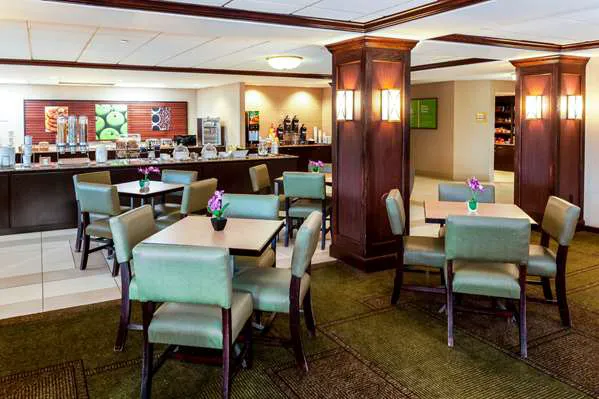 La Quinta Inn & Suites by Wyndham Milwaukee Bayshore Area 4