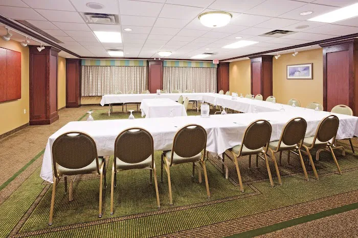 La Quinta Inn & Suites by Wyndham Milwaukee Bayshore Area 4