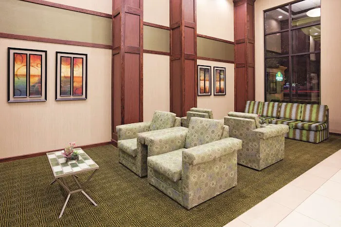 La Quinta Inn & Suites by Wyndham Milwaukee Bayshore Area 4