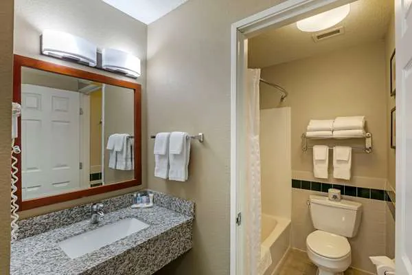 Comfort Inn & Suites Jackson - West Bend 4