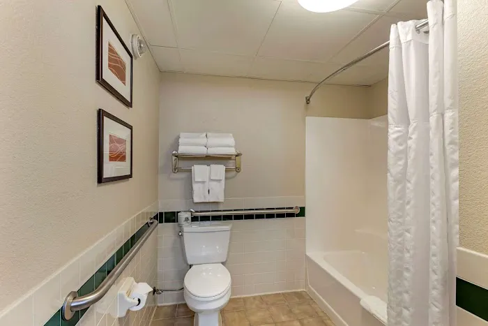 Comfort Inn & Suites Jackson - West Bend 4