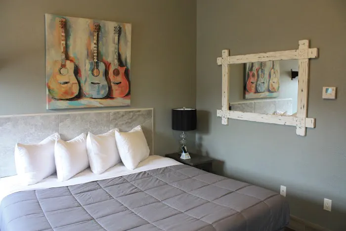 Price Pointe Inn & Sportz Lounge 4