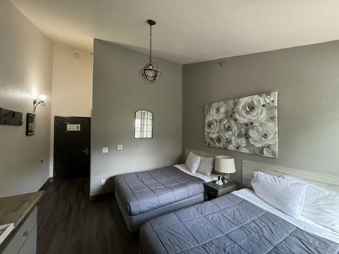 Price Pointe Inn & Sportz Lounge 4