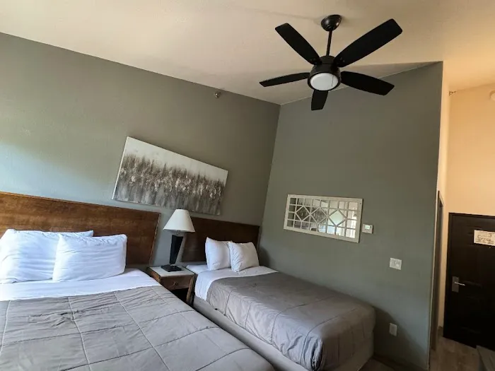 Price Pointe Inn & Sportz Lounge 4