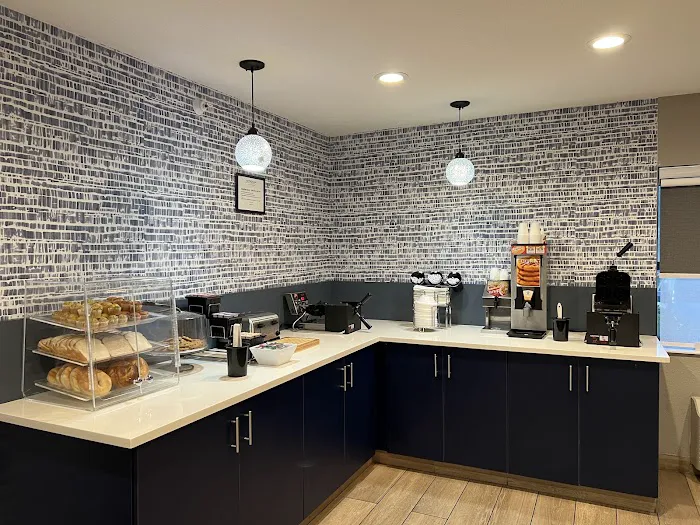AmericInn by Wyndham Glendale/Milwaukee 4