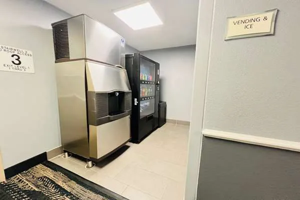 AmericInn by Wyndham Glendale/Milwaukee 4