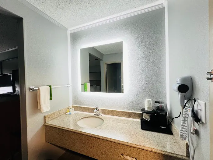 AmericInn by Wyndham Glendale/Milwaukee 4