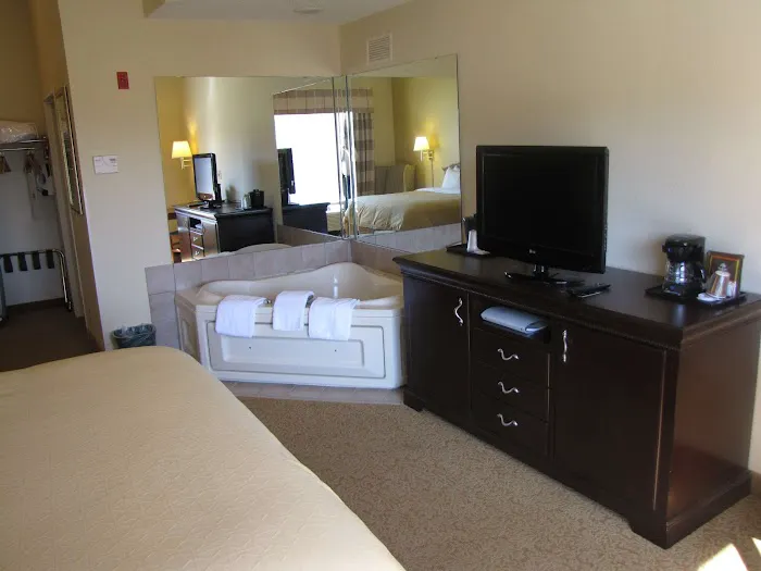 Country Inn & Suites by Radisson, West Bend, WI 4
