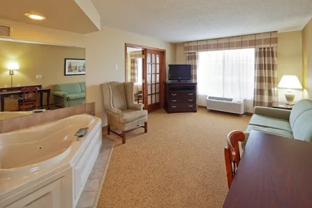 Country Inn & Suites by Radisson, West Bend, WI 4