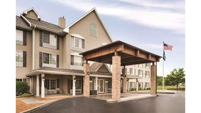 Country Inn & Suites by Radisson, West Bend, WI 4