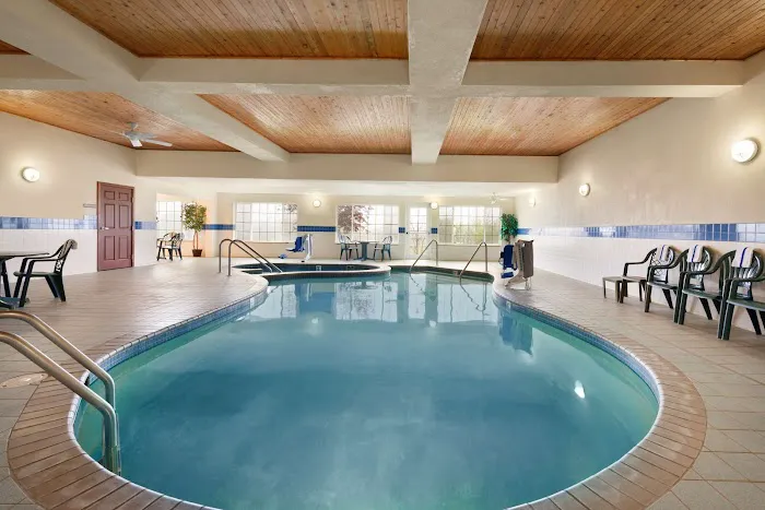 Country Inn & Suites by Radisson, West Bend, WI 4
