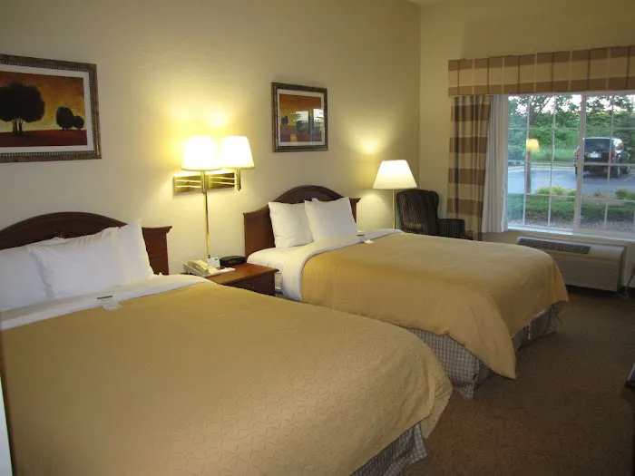 Country Inn & Suites by Radisson, West Bend, WI 4