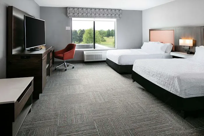 Hampton Inn & Suites by Hilton West Bend 4