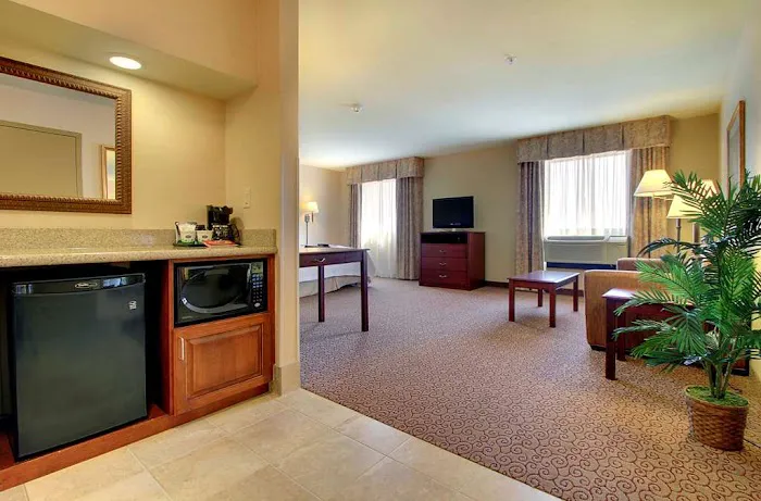 Hampton Inn & Suites by Hilton West Bend 4