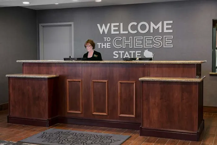 Hampton Inn & Suites by Hilton West Bend 4