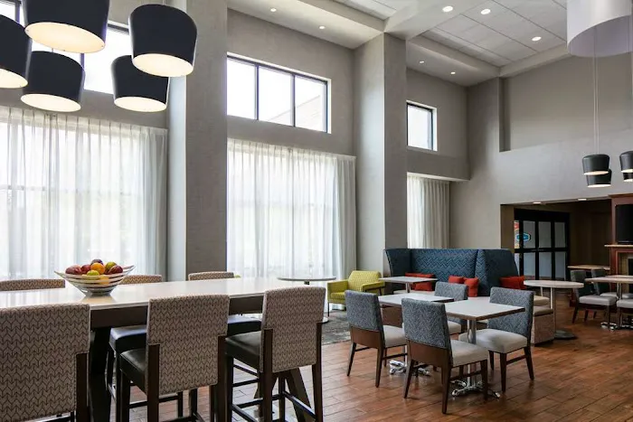 Hampton Inn & Suites by Hilton West Bend 4