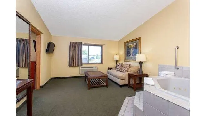 AmericInn by Wyndham West Bend 4
