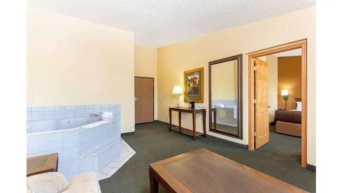 AmericInn by Wyndham West Bend 4