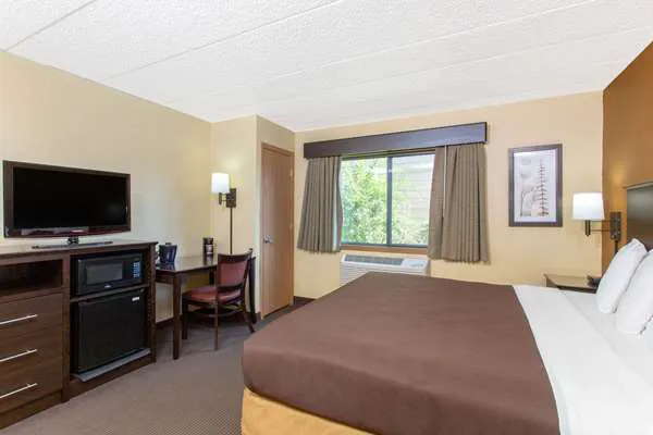AmericInn by Wyndham West Bend 4