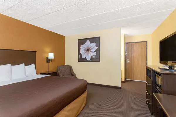 AmericInn by Wyndham West Bend 4