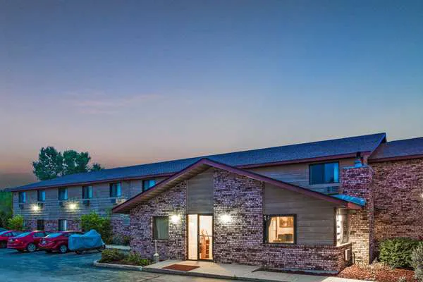 Super 8 by Wyndham Hartford WI 4