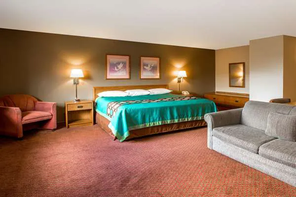 Super 8 by Wyndham Hartford WI 4