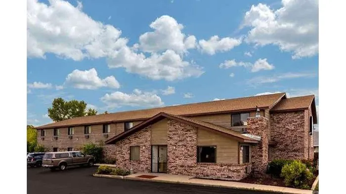 Super 8 by Wyndham Hartford WI 4