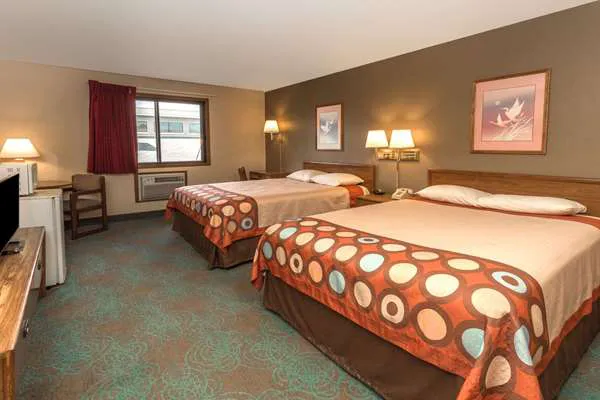 Super 8 by Wyndham Hartford WI 4