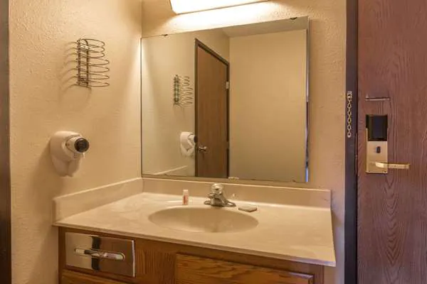 Super 8 by Wyndham Hartford WI 4