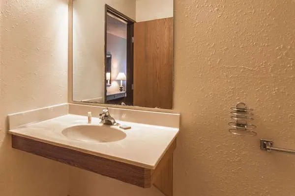 Super 8 by Wyndham Hartford WI 4