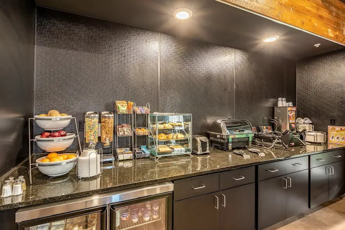 Cobblestone Hotel & Suites - Hartford 4