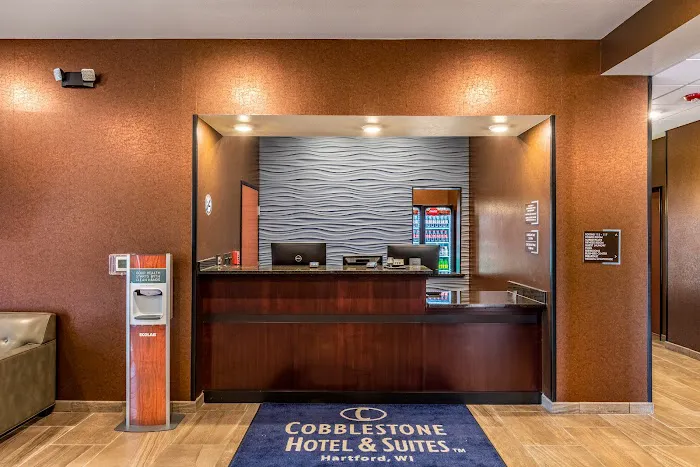 Cobblestone Hotel & Suites - Hartford 4