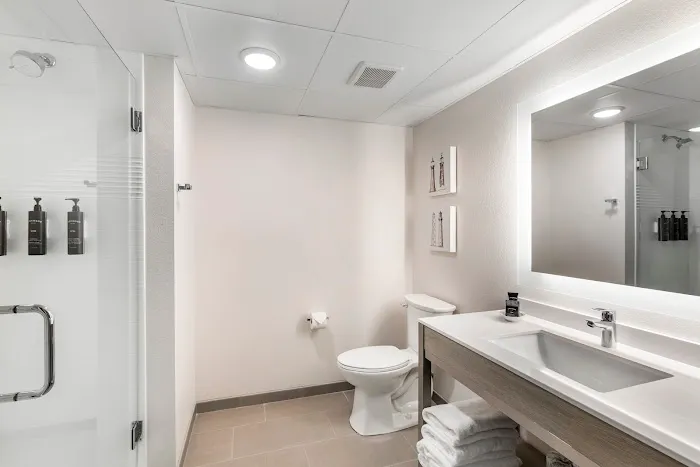 The Harborview, Ascend Hotel Collection 4