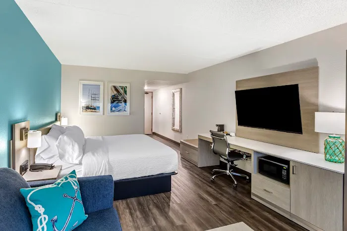 The Harborview, Ascend Hotel Collection 4