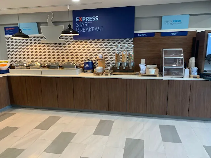 Holiday Inn Express & Suites Port Washington, an IHG Hotel 4