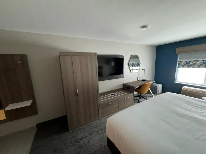 Holiday Inn Express & Suites Port Washington, an IHG Hotel 4