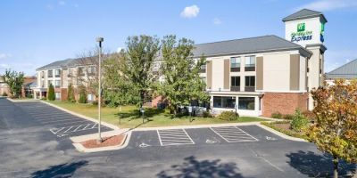 Holiday Inn Express & Suites Delafield by IHG