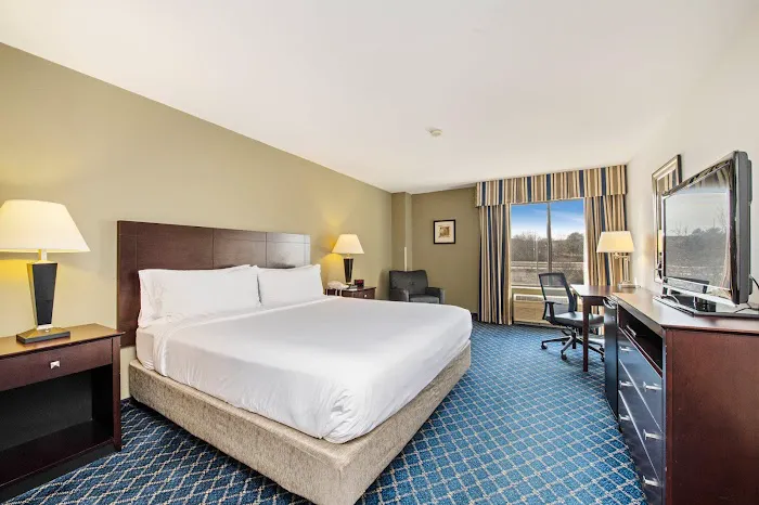 Holiday Inn Express & Suites Delafield by IHG 4