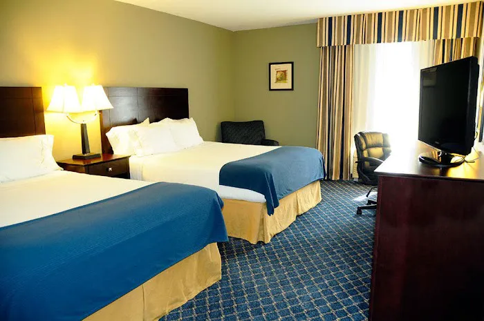 Holiday Inn Express & Suites Delafield by IHG 4