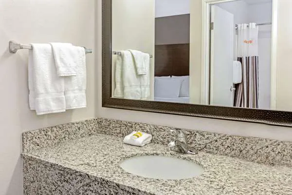 La Quinta Inn & Suites by Wyndham Milwaukee Delafield 4