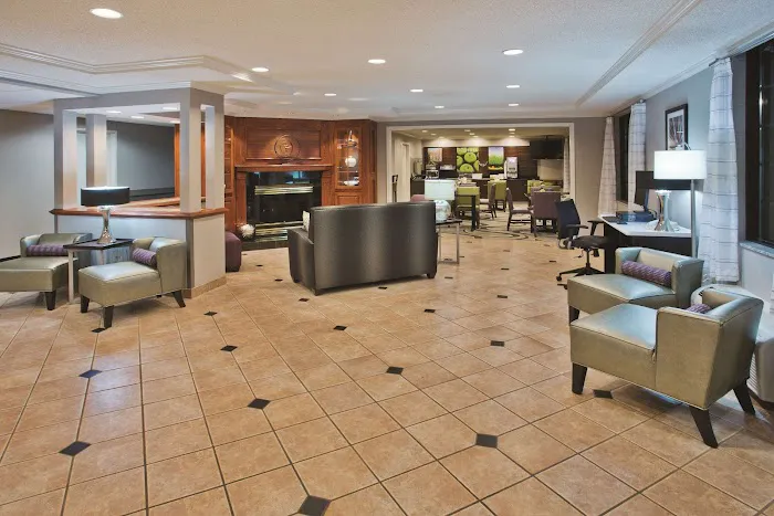 La Quinta Inn & Suites by Wyndham Milwaukee Delafield 4