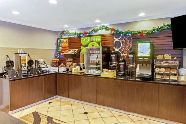 La Quinta Inn & Suites by Wyndham Milwaukee Delafield 4