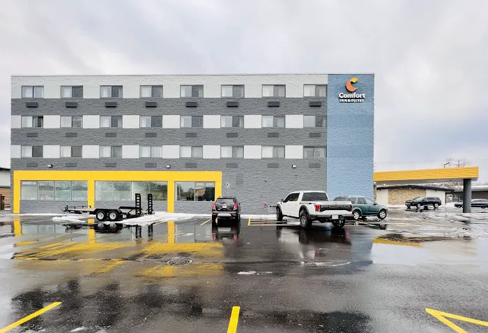 Comfort Inn & Suites 4