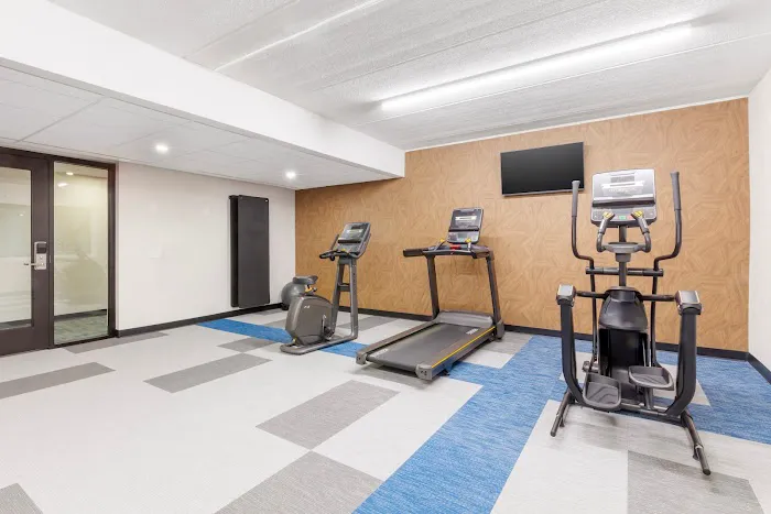 Comfort Inn & Suites 4