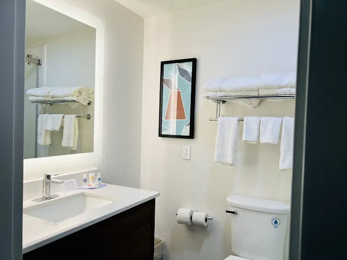 Comfort Inn & Suites 4