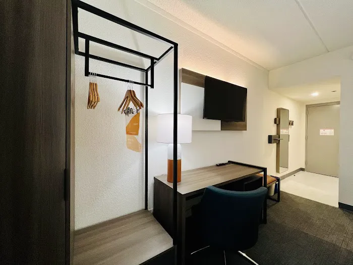 Comfort Inn & Suites 4