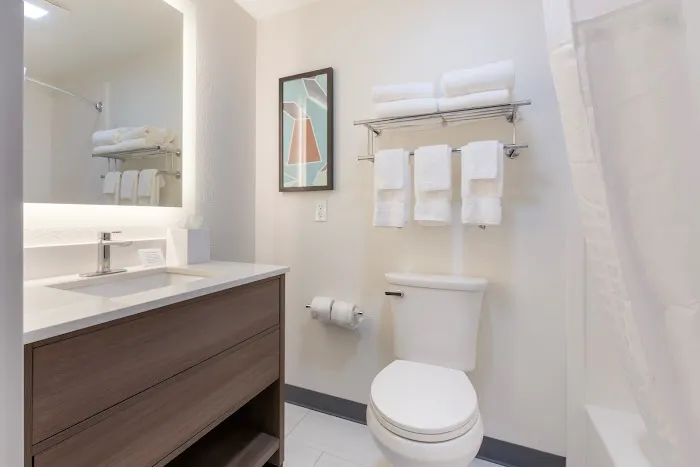 Comfort Inn & Suites 4